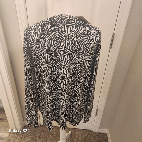 Michael Kors V-neck High Low Print Sweater. NWT. Size Large - Picture 7 of 12